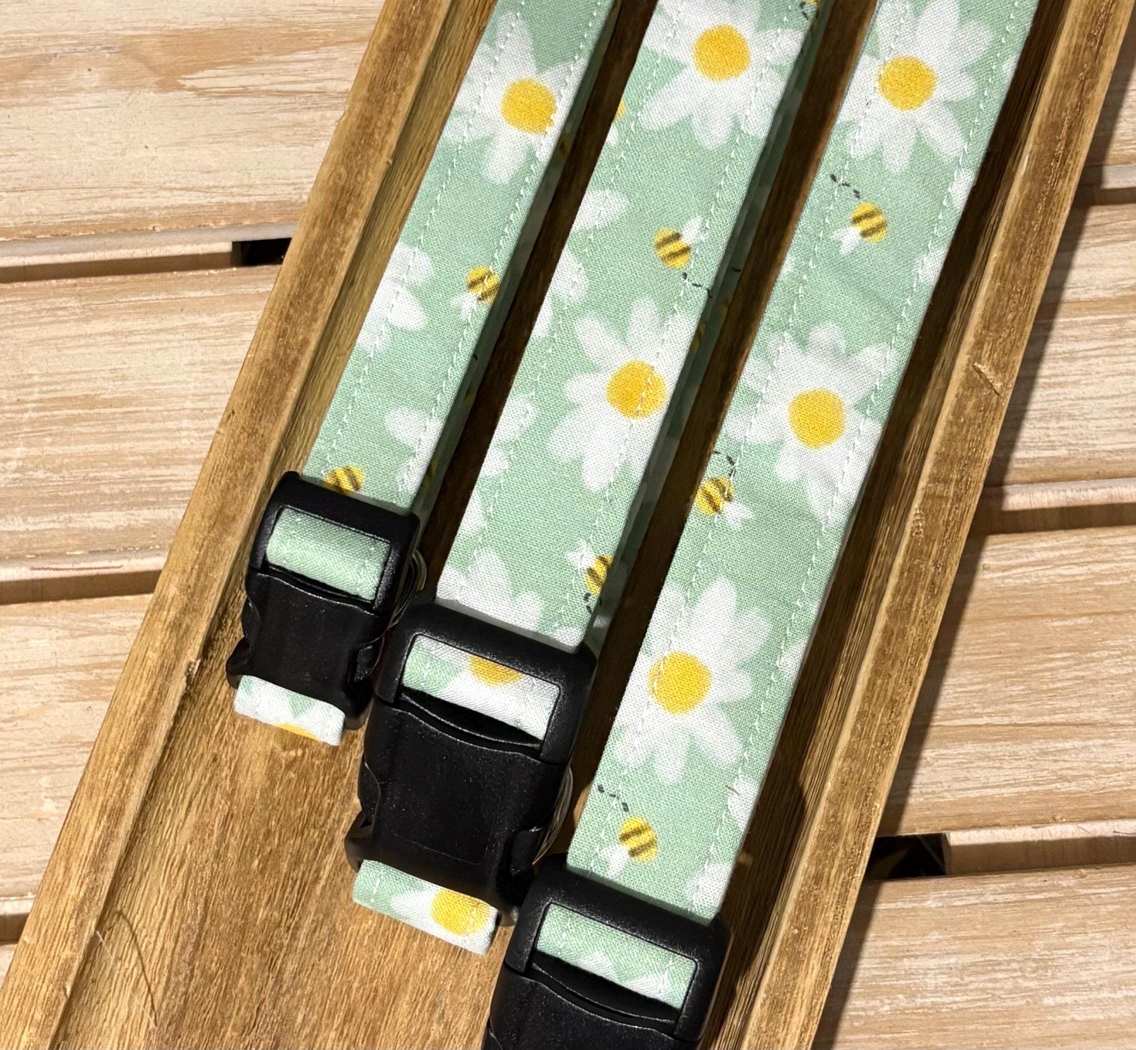 Green Daisies and Bees Dog Collar